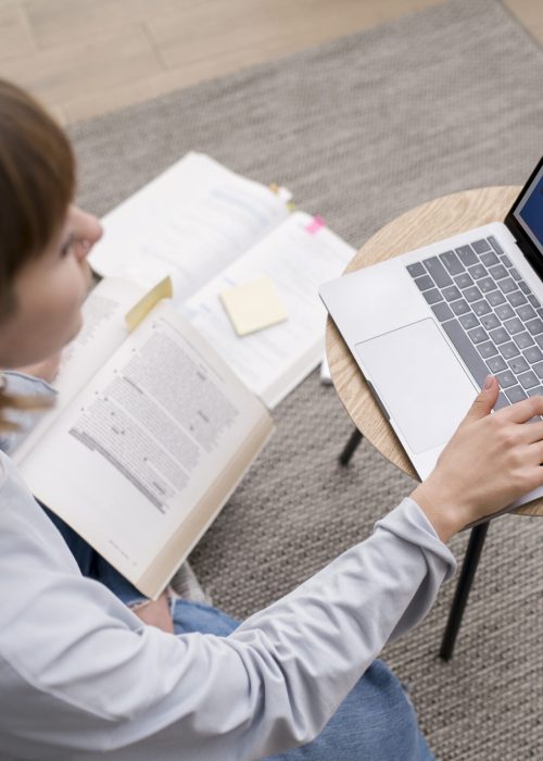 mulher-fazendo-cursos-de-e-learning-scaled.jpg